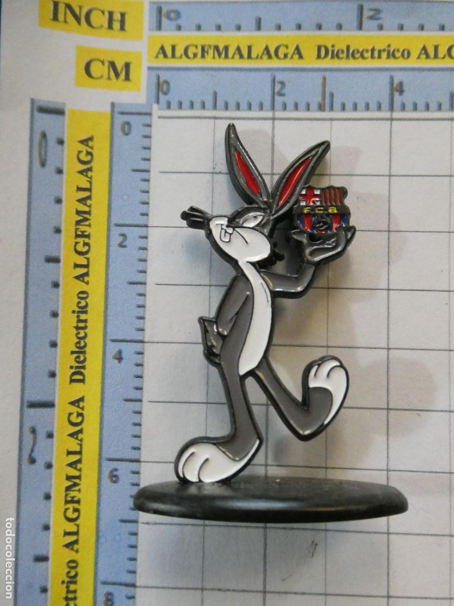 Coleccionismo deportivo: FIGURA FIGURITA DE METAL FC BARCELONA MASCOTA BUGS BUNNY CON ESCUDO BAR&Ccedil;A. 30GR