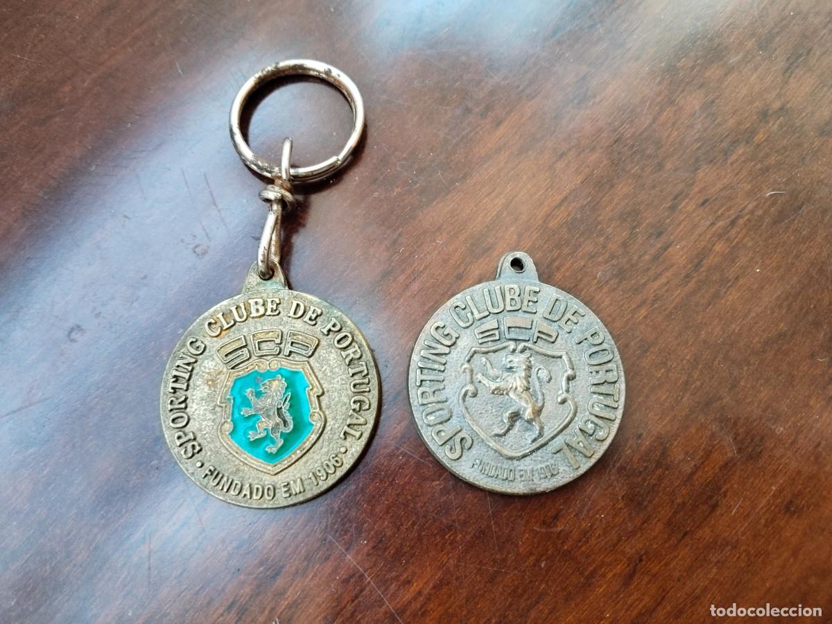 Coleccionismo deportivo: 2 llaveros del Sporting Clube de Portugal. Vencedor Ta&ccedil;a de Portugal 1995 y San Crist&oacute;bal.