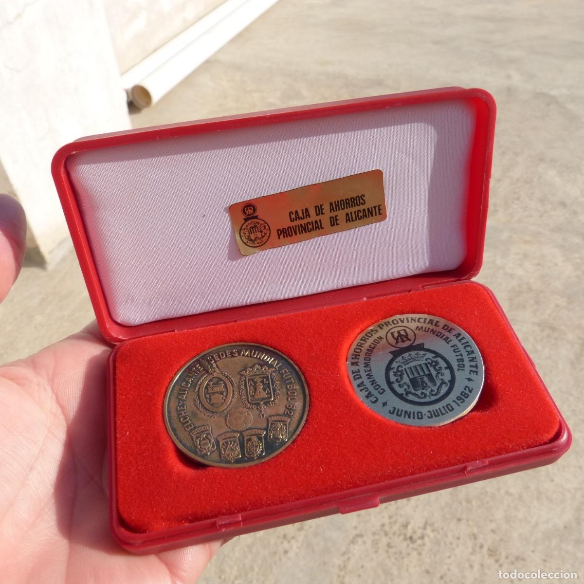 Coleccionismo deportivo: Medalla del mundial de futbol 1982, caja de ahorros provincial Alicante. En estuche.