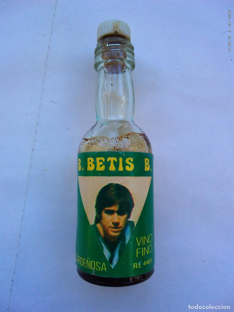 Coleccionismo deportivo: REAL BETIS BALOMPI&Eacute; : PEQUE&Ntilde;A BOTELLITA PUBLICITARIA CON IMAGEN DE CARDE&Ntilde;OSA . A&Ntilde;OS 70