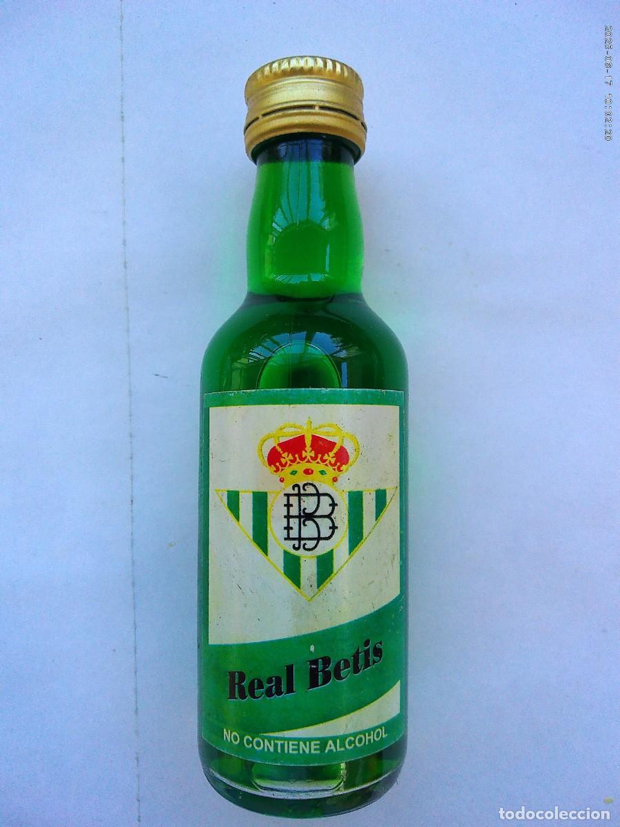Coleccionismo deportivo: REAL BETIS BALOMPI&Eacute; : PEQUE&Ntilde;A BOTELLITA PUBLICITARIA CON ESCUDO DEL CLUB. A&Ntilde;OS 70