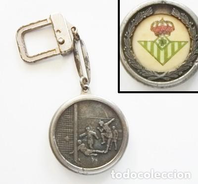 Sports collectibles: LLAVERO EL ESCUDO DEL REAL BETIS BALOMPI&Eacute; / JUGADORES EN RELIEVE - BETICISMO F&Uacute;TBOL DEPORTE DE