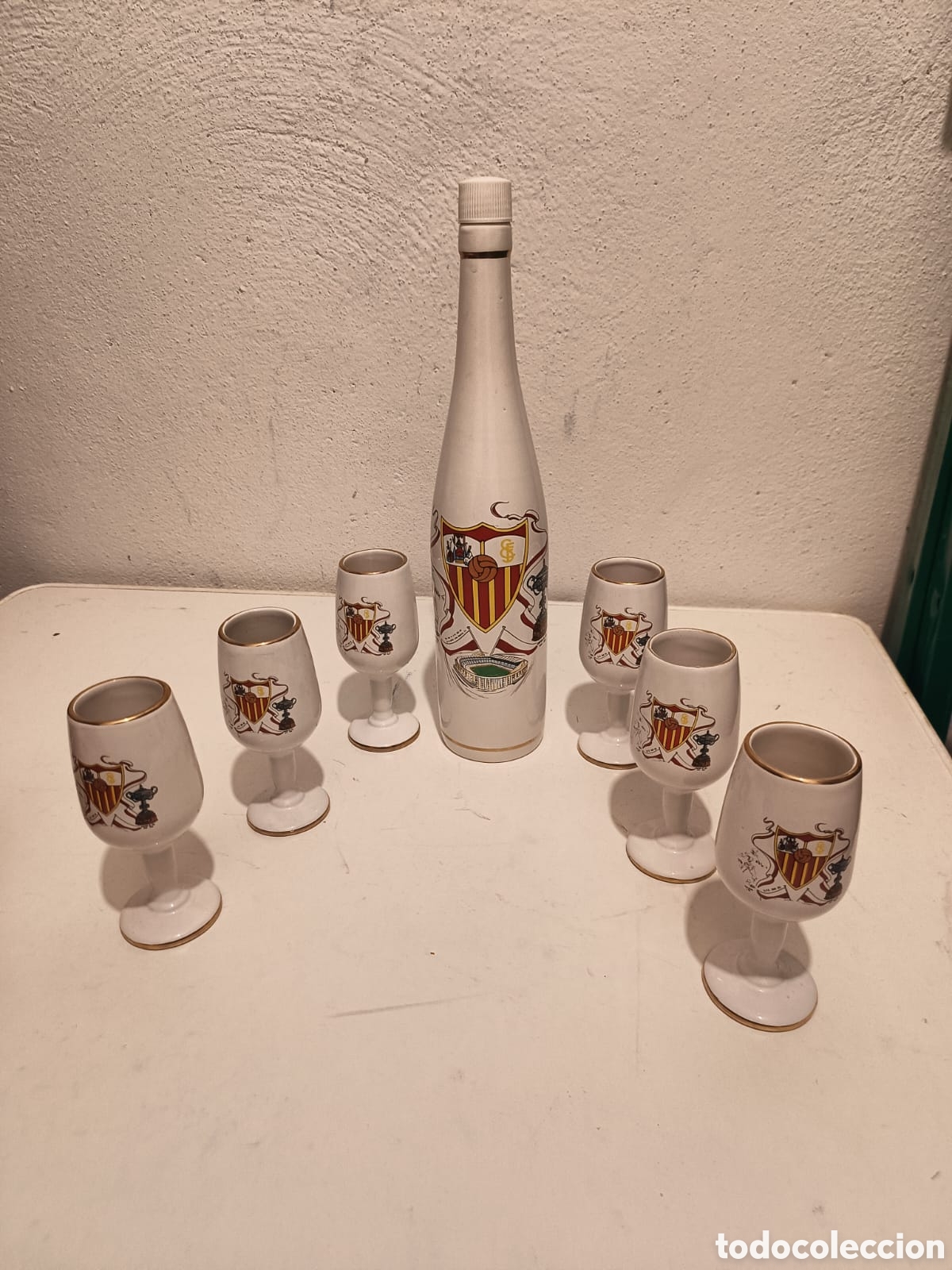 Coleccionismo deportivo: JUEGO DE BOTELLA Y 6 COPAS DEL SEVILA CF