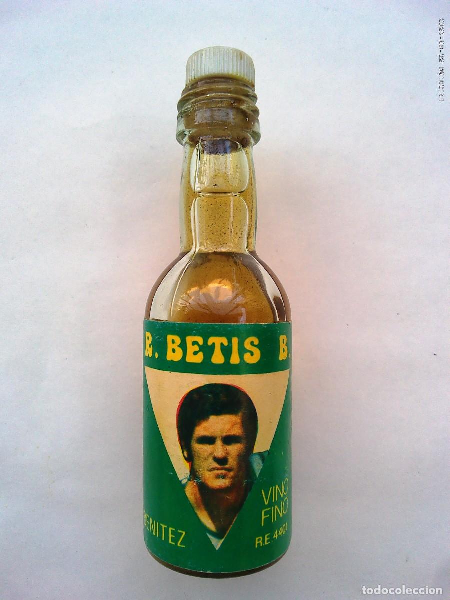 Coleccionismo deportivo: REAL BETIS BALOMPI&Eacute; : PEQUE&Ntilde;A BOTELLITA CON FOTO DE BENITEZ . A&Ntilde;OS 70