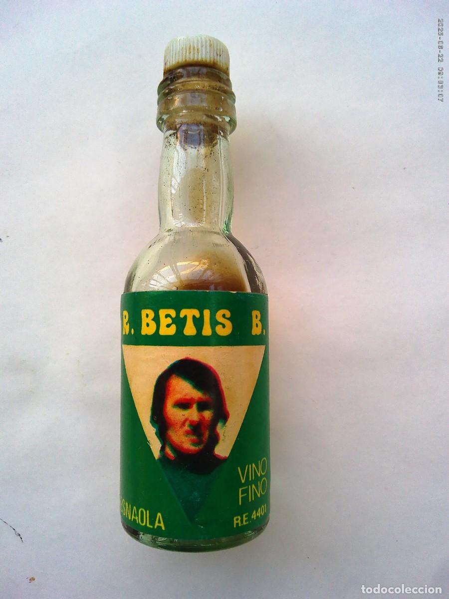 Coleccionismo deportivo: REAL BETIS BALOMPI&Eacute; : PEQUE&Ntilde;A BOTELLITA CON FOTO DE ESNAOLA . A&Ntilde;OS 70
