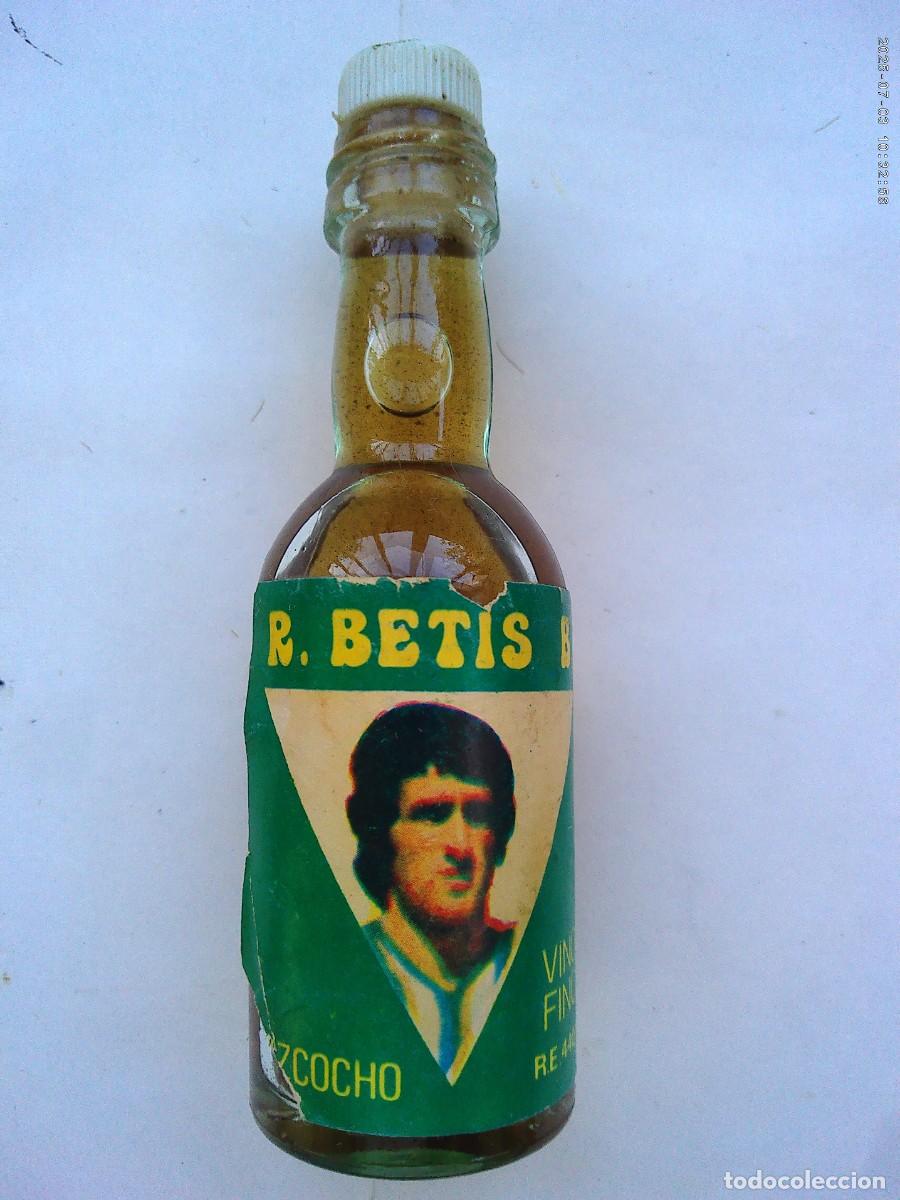 Coleccionismo deportivo: REAL BETIS BALOMPI&Eacute; : PEQUE&Ntilde;A BOTELLITA CON FOTO DE BIZCOCHO