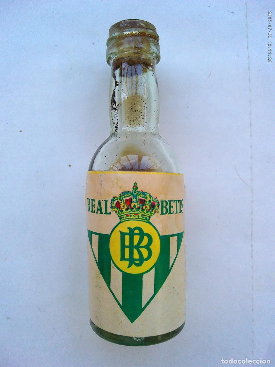 Sammelleidenschaft Sport: REAL BETIS BALOMPI&Eacute; : PEQUE&Ntilde;A BOTELLITA CON ESCUDO DEL BETIS , A&Ntilde;OS 70