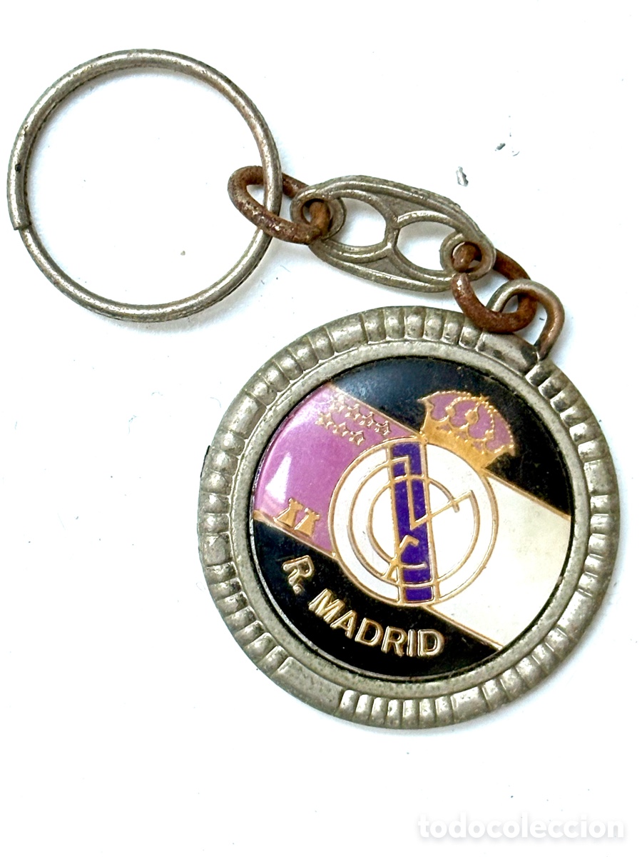Coleccionismo deportivo: Llavero Vintage Real Madrid C.F. Antiguo (A&ntilde;os 60/70) - Escudo Esmaltado y Reverso Futbolista