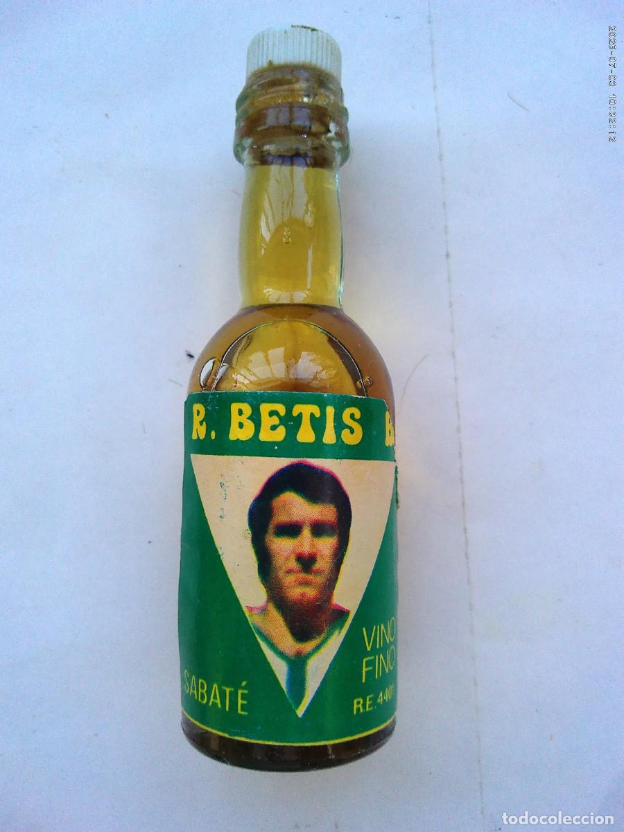 Collezionismo sportivo: REAL BETIS BALOMPI&Eacute; : PEQUE&Ntilde;A BOTELLITA CON FOTO DE SABAT&Eacute; . A&Ntilde;OS 70