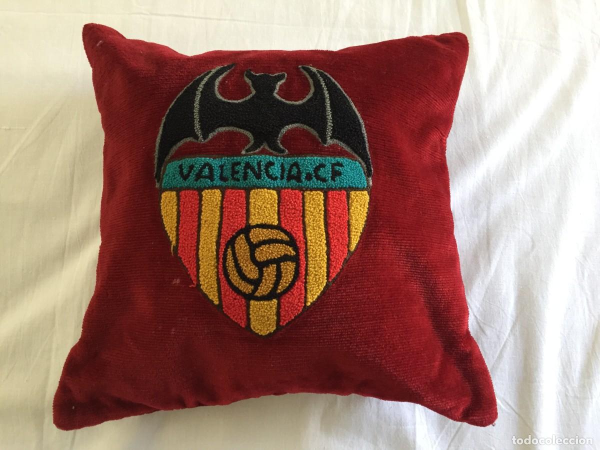 Collectionnisme sportif: ANTIGUO Y BONITO COJIN EN PANA ROJO DE LOS A&Ntilde;OS 60/70 CON BORDADO DEL ESCUDO DEL VALENCIA C.F