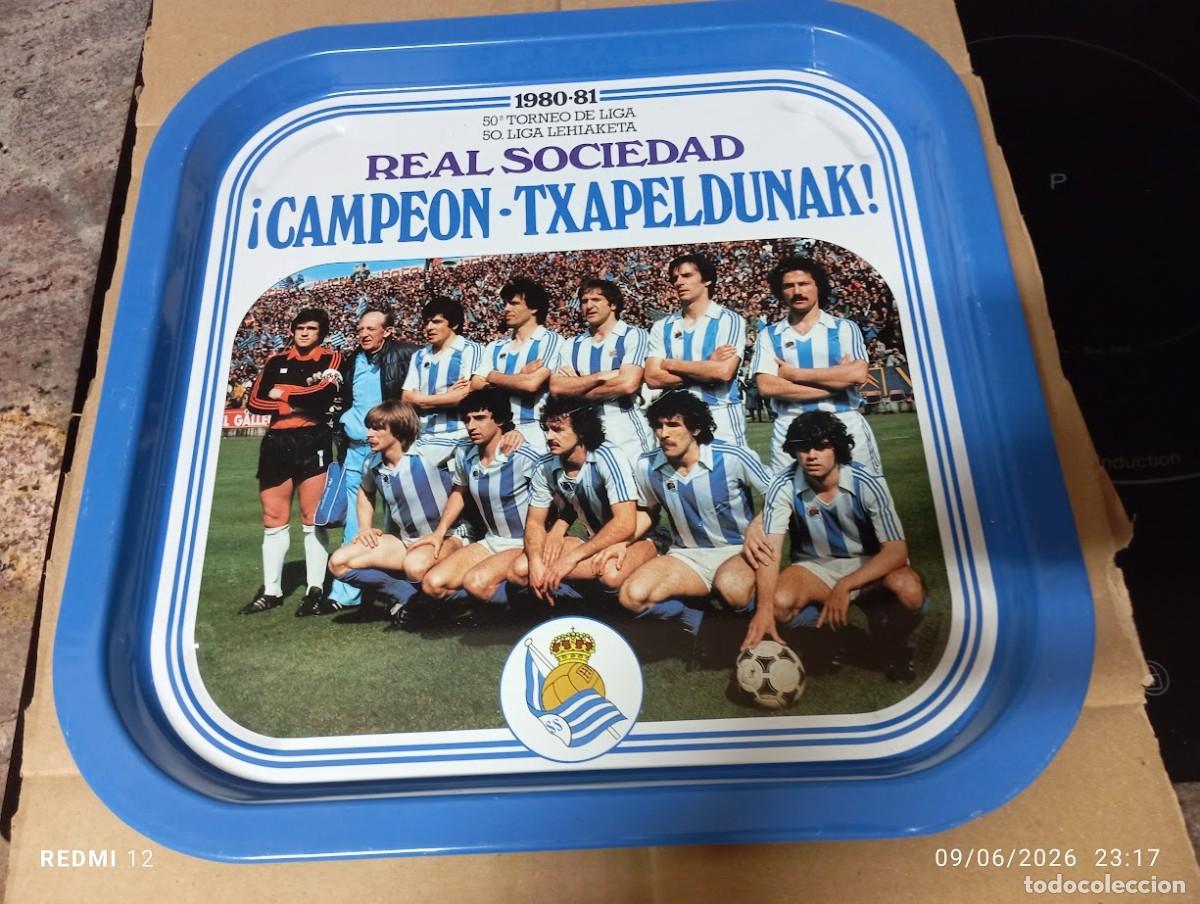 Coleccionismo deportivo: BANDEJA DE CHAPA REAL SOCIEDAD DE FUTBOL CAMPEON TXAPELDUNAK 1980-81