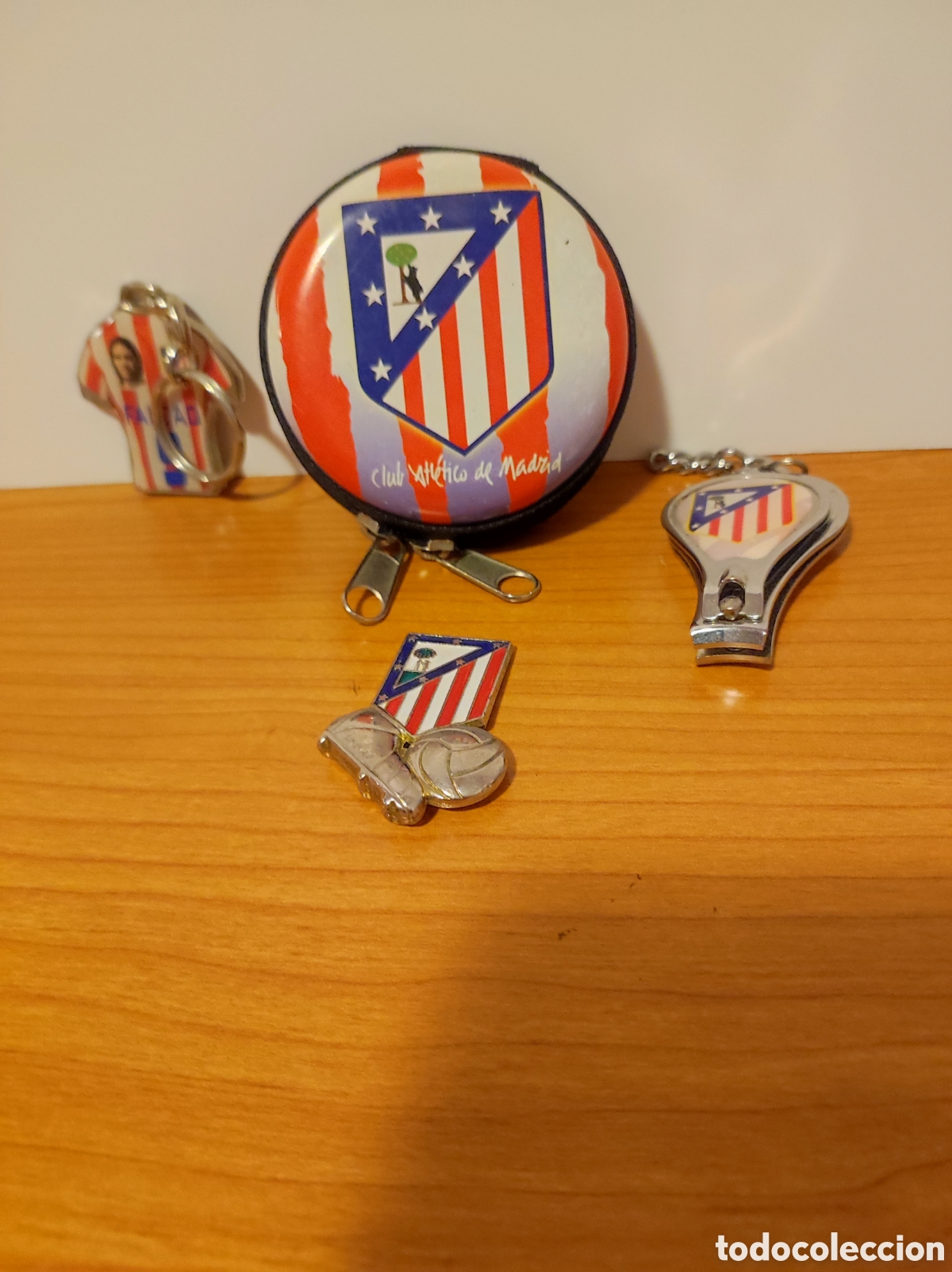 Coleccionismo deportivo: Lote At. de Madrid: Monedero, Llavero, corta&uacute;&ntilde;as y escudo