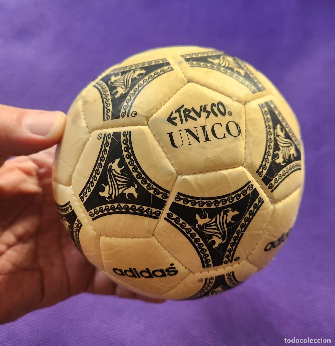 Colecionismo desportivo: mini bal&oacute;n ADIDAS ETRUSCO &rdquo;UNICO&rdquo; del Mundial ITALIA '90 usado, futbol FIFA