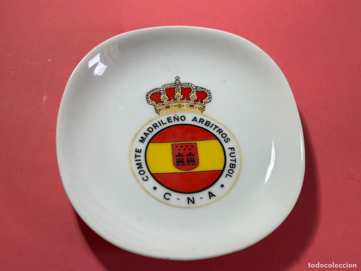 Coleccionismo deportivo: COMITE MADRILE&Ntilde;O ARBITROS FUTBOL C-N-A - PLATO CENICERO CERAMICA CARTAGENA