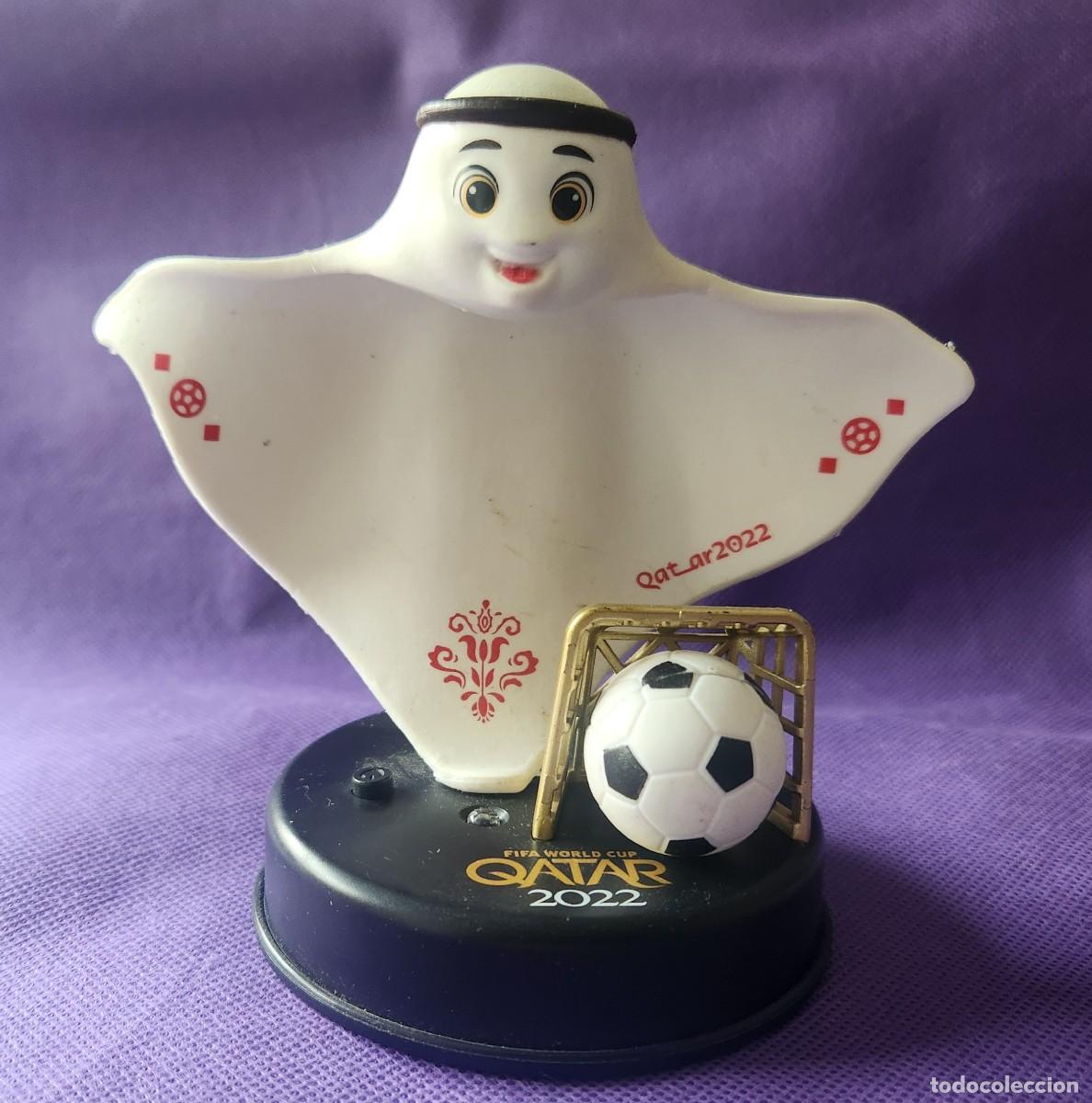 Sammelleidenschaft Sport: LA'EEB - QATAR 2022 mascota FIFA WORLD CUP figura con Musica y Luz MUNDIAL DE FUTBOL - 12cm altura