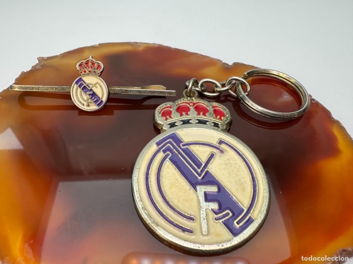 Coleccionismo deportivo: Conjunto de llaveros y pinzas para corbata vintage del Real Madrid