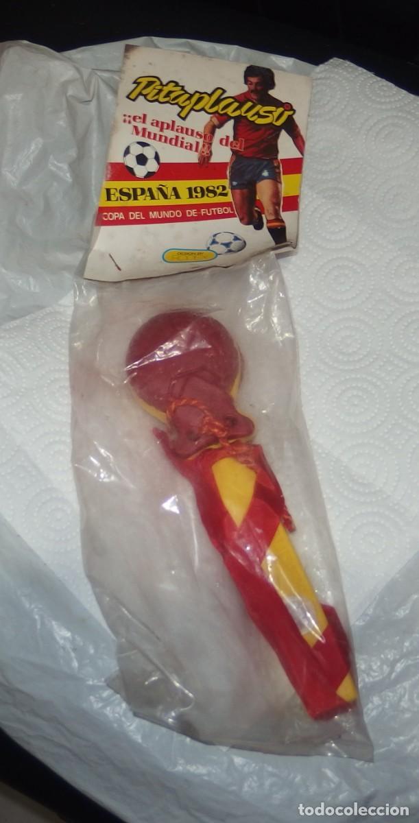 Coleccionismo deportivo: PITAPLAUSO DEL MUNDIAL 82,F&Uacute;TBOL,BOLSA ORIGINAL,A ESTRENAR