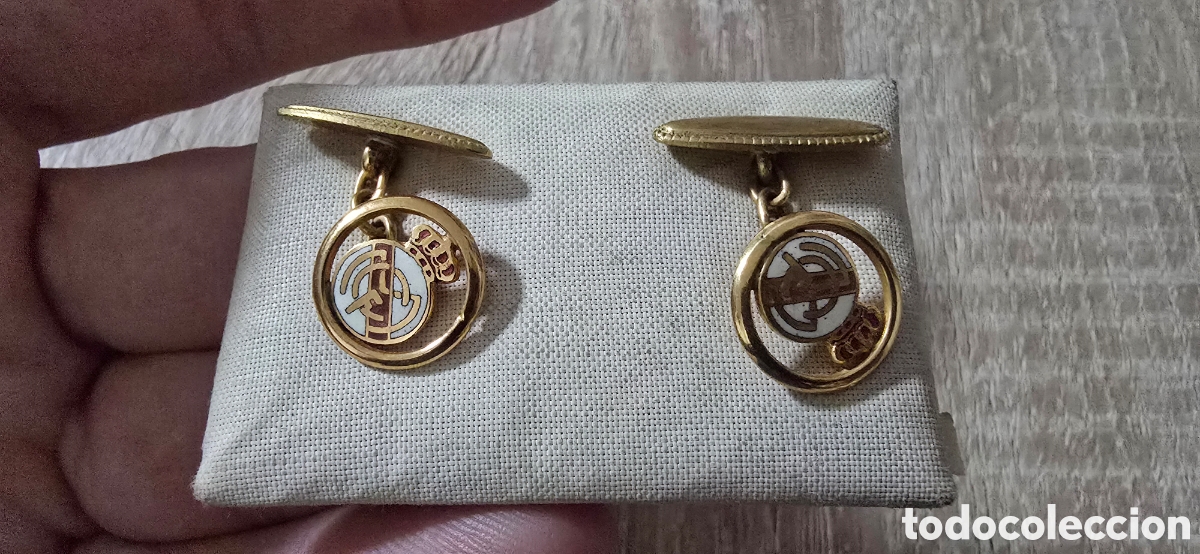 Coleccionismo deportivo: GEMELOS EN METAL DORADO ESCUDO REAL MADRID