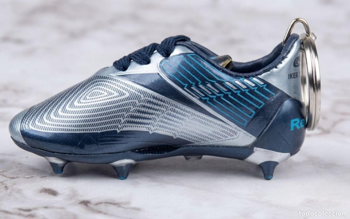 Coleccionismo deportivo: Llavero Iker Casillas replica Bota de Futbol Reebok