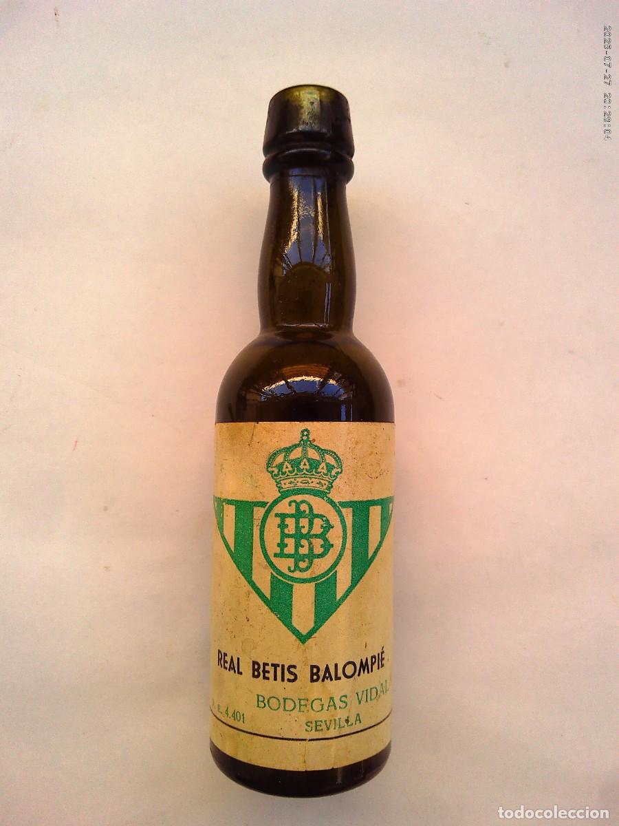 Coleccionismo deportivo: REAL BETIS BALOMPI&Eacute; : BOTELLITA CON ESCUDO . DE BODEGAS VIDAL ( SEVILLA )