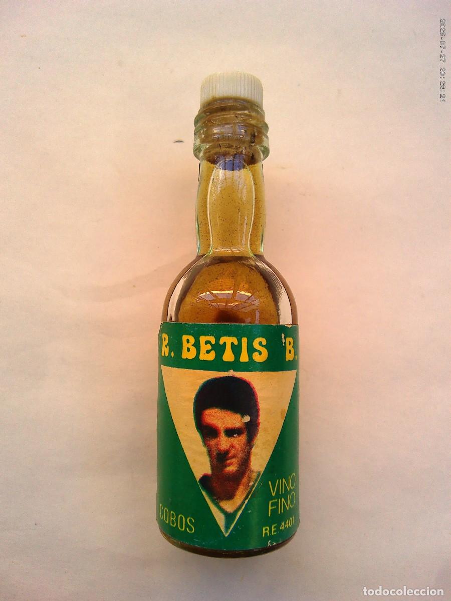 Collectionnisme sportif: REAL BETIS BALOMPI&Eacute; : PEQUE&Ntilde;A BOTELLITA CON FOTO DE COBOS EN LA ETIQUETA . A&Ntilde;OS 70