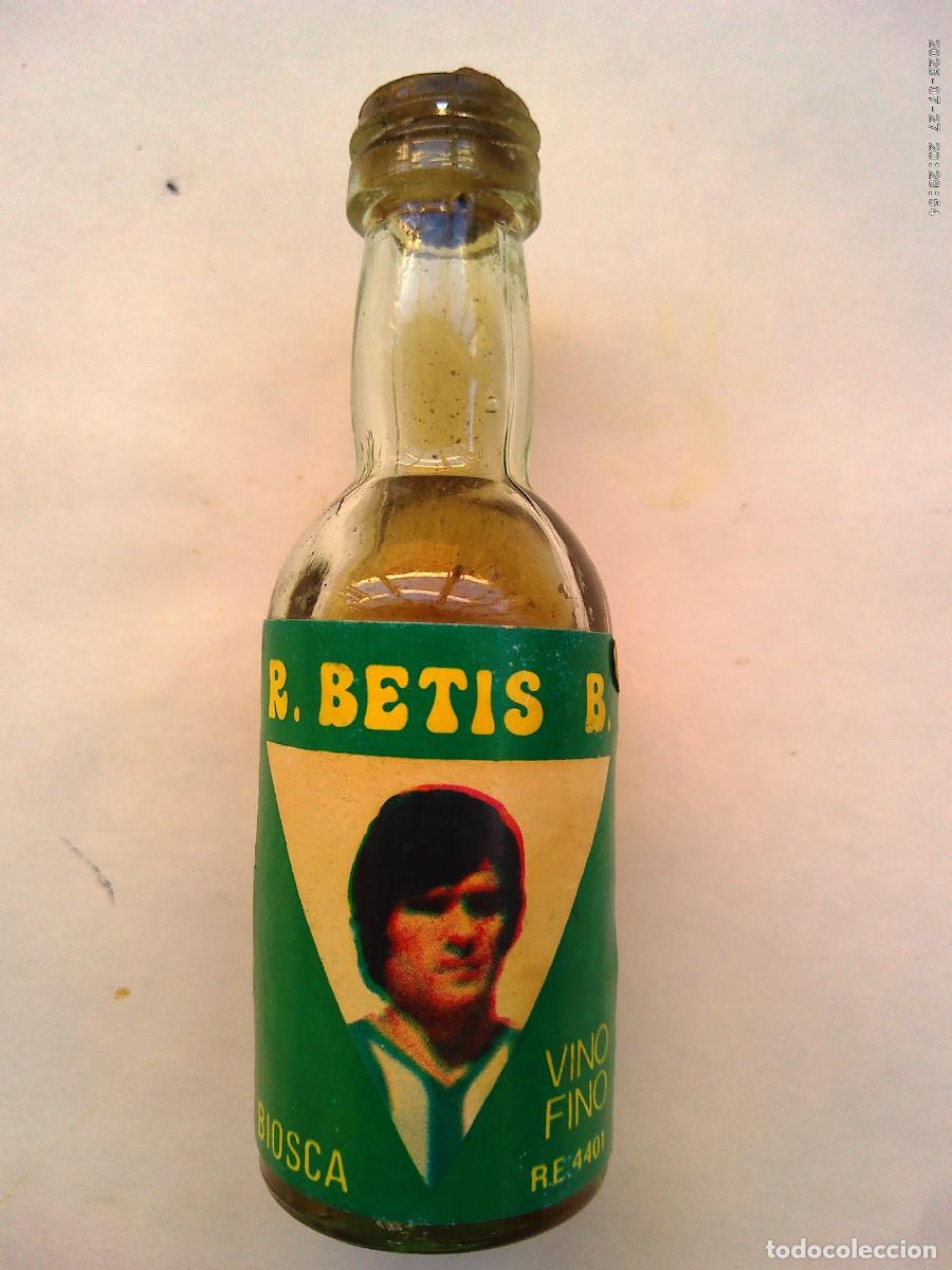 Coleccionismo deportivo: REAL BETIS BALOMPI&Eacute; : PEQUE&Ntilde;A BOTELLITA CON FOTO DE BIOSCA EN LA ETIQUETA . A&Ntilde;OS 70