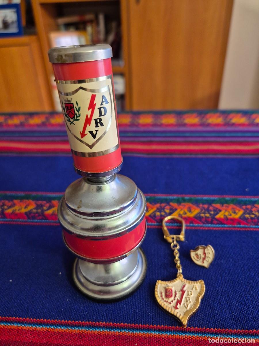 Sammelleidenschaft Sport: ASOCIACI&Oacute;N DEPORTIVA RAYO VALLECANO DE MADRID LLAVERO, CANDELABRO PL&Aacute;STICO METAL Y PIN A&Ntilde;OS 70 RAROS