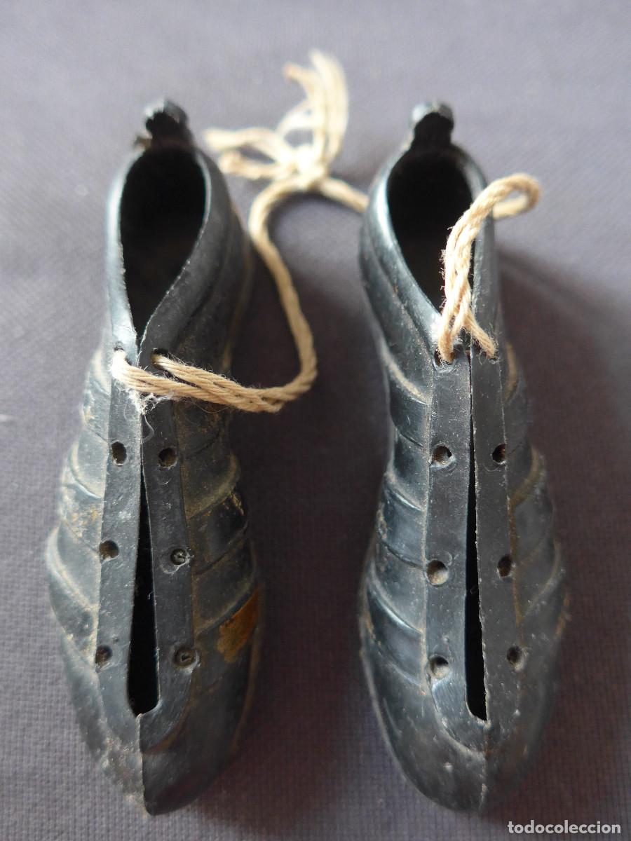 Coleccionismo deportivo: ANTIGUO PAR DE BOTAS DE FUTBOL EN MINIATURA PARA COLGAR EN EL COCHE