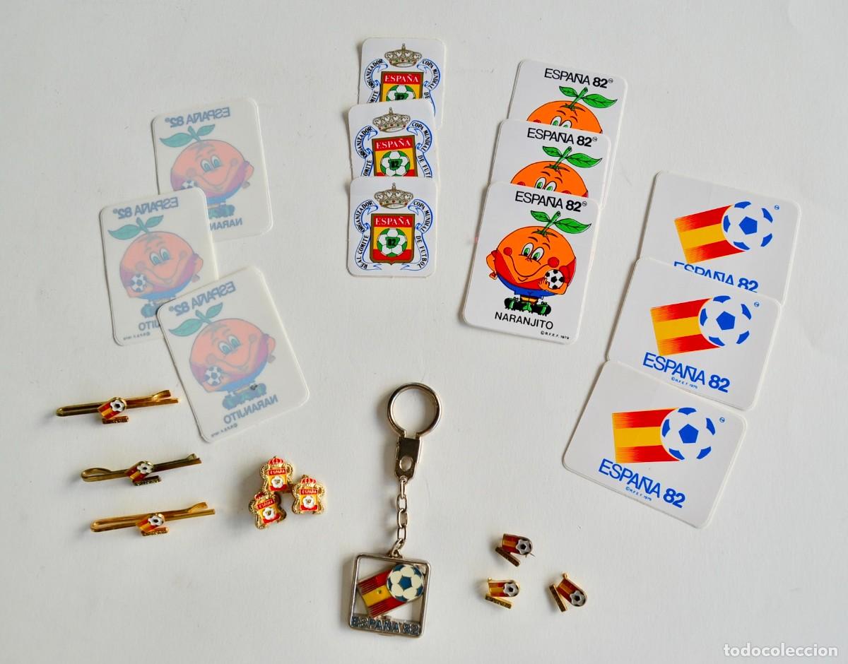 Sports collectibles: Simp&aacute;tico lote de 22 art&iacute;culos del Mundial &rdquo;Espa&ntilde;a 82&rdquo;. Pins, Pegatinas, alfileres corbata y llavero
