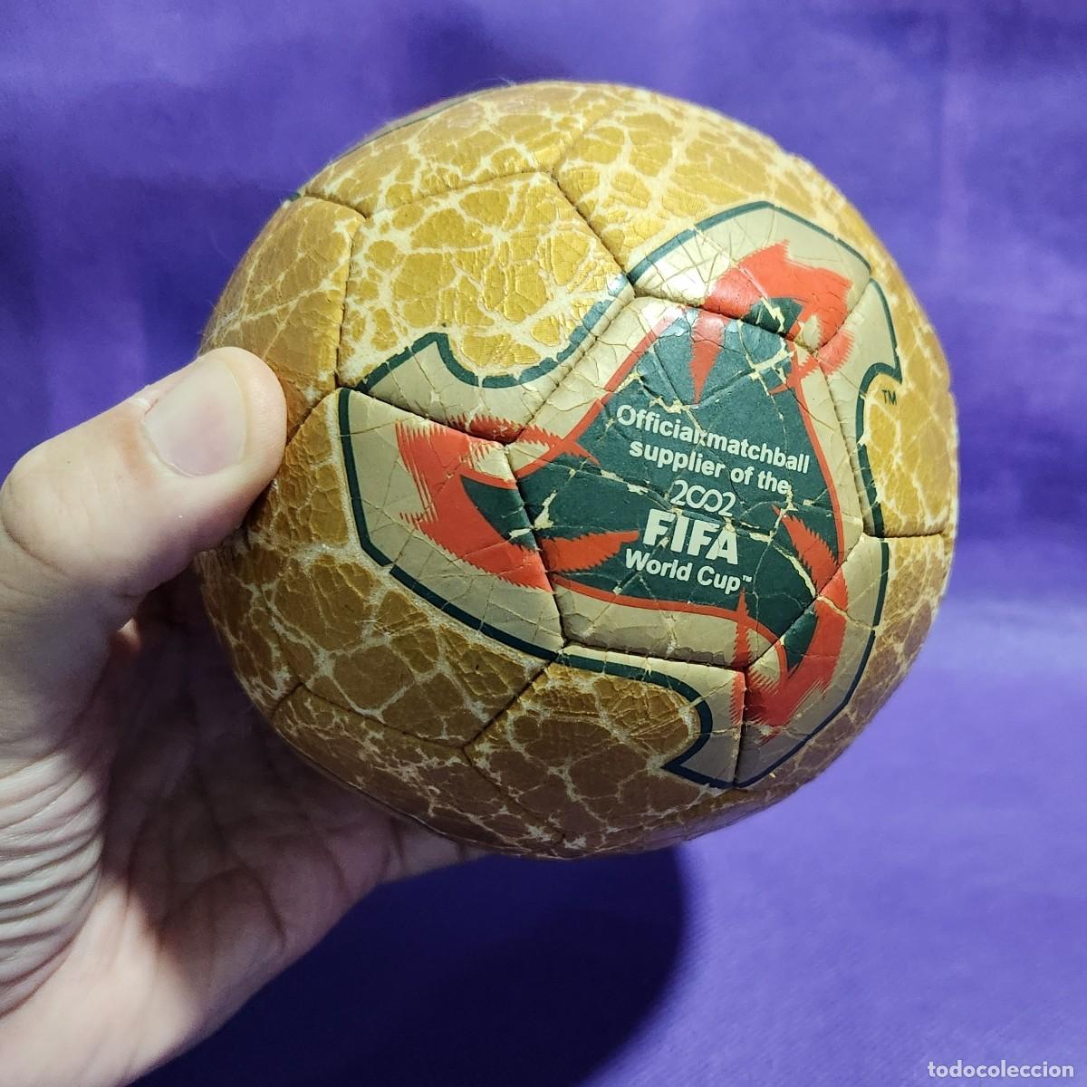 Coleccionismo deportivo: mini bal&oacute;n ADIDAS &rdquo;FEVERNOVA&rdquo; del Mundial KOREA-JAPON 2002 usado, futbol FIFA