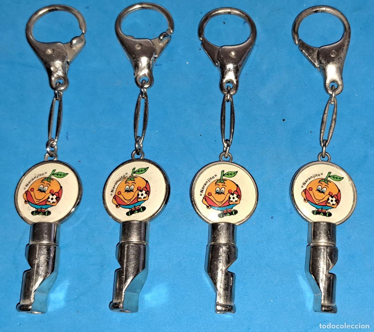 Coleccionismo deportivo: NARANJITO - MUNDIAL 82 - LLOTE DE 4 LLAVEROS / SILBATOS - CON ESCUDOS AT. MADRID y F.C. BARCELONA