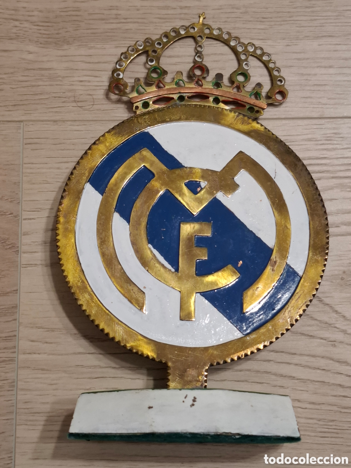 Coleccionismo deportivo: Escudo del Real Madrid realizado artesanalmente en lat&oacute;n y personalizado, a&ntilde;os 60 o 70 ?