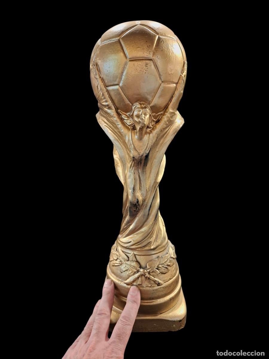 Coleccionismo deportivo: REPLICA DEL TROFEO EN RESINA DE LA COPA MUNDIA DE LA FIFA