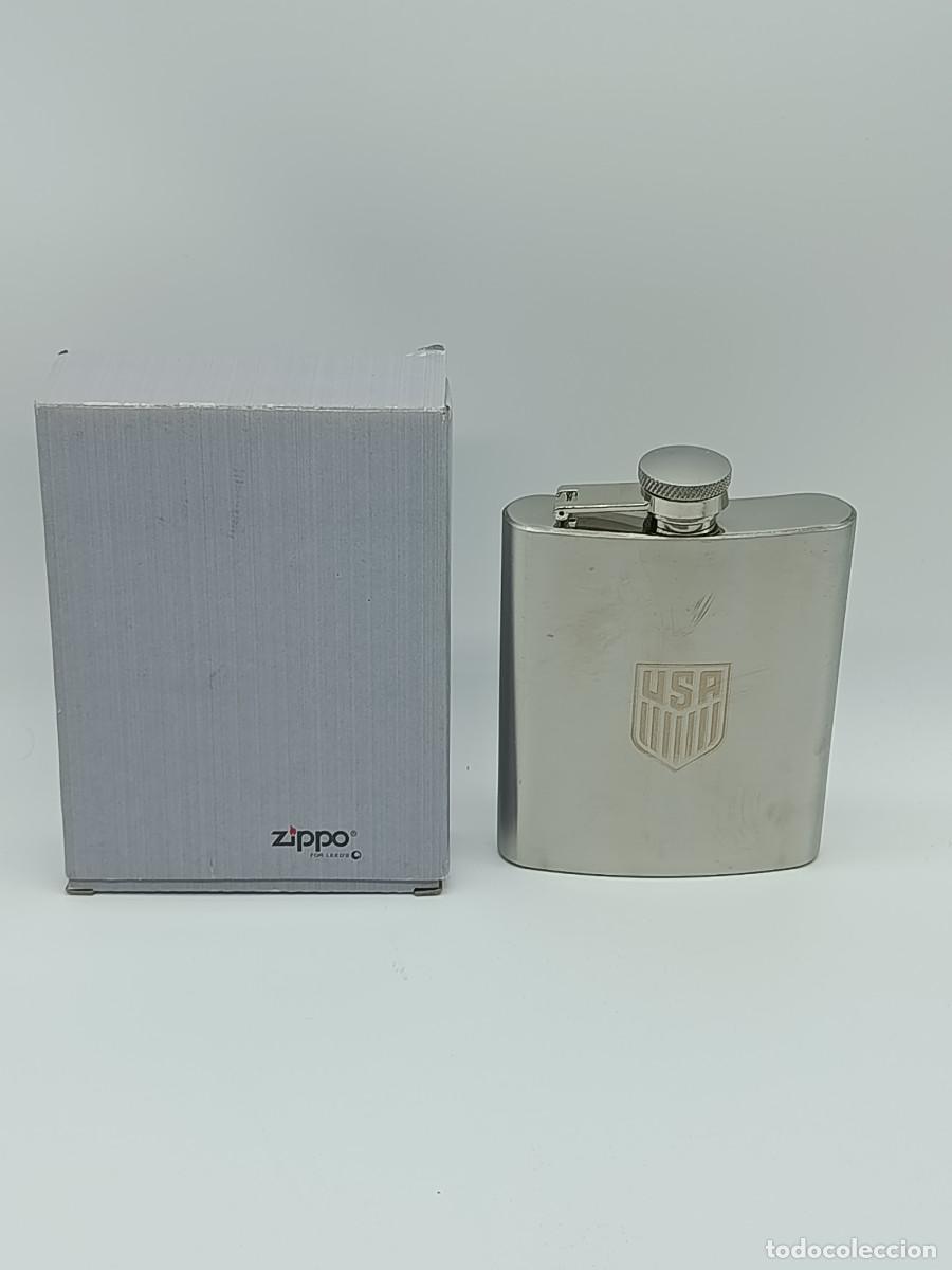 Coleccionismo deportivo: PETACA ZIPPO METALICA. FEDERACION USA FUTBOL. SIN USO EN CAJA ORIGINAL. MYJ.