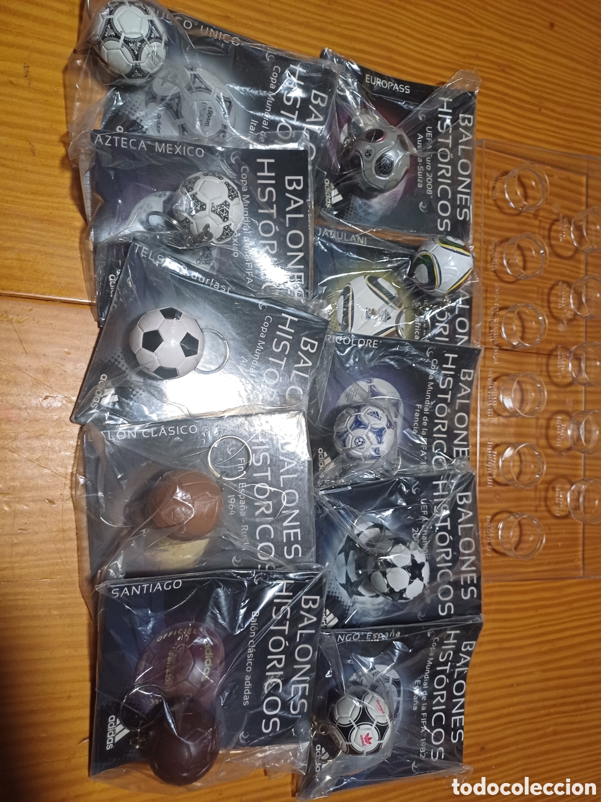 Coleccionismo deportivo: Colecci&oacute;n de 10 balones miniatura llavero hist&oacute;ricos de Adidas, con su soporte . Mundiales de f&uacute;tbol