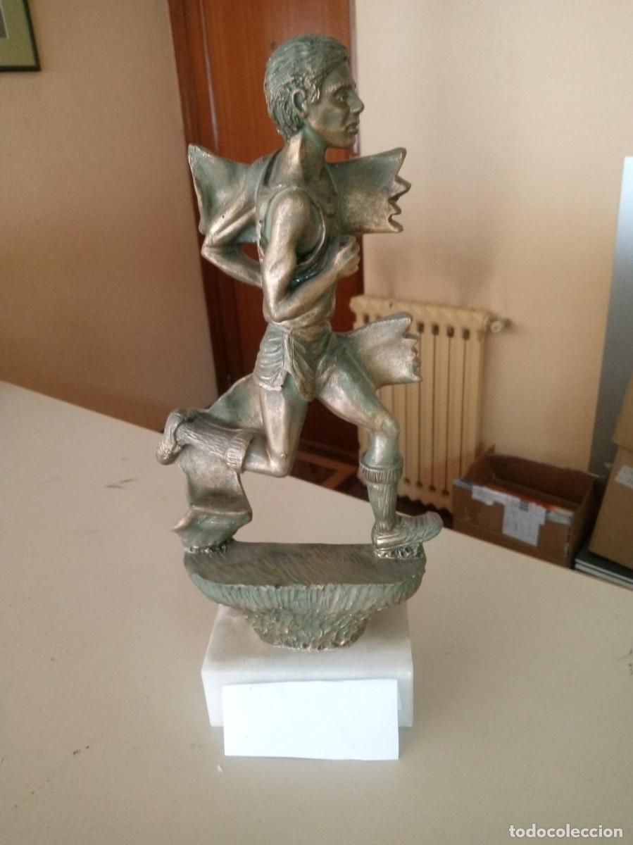 Coleccionismo deportivo: Trofeo con figura de corredor de atletismo.