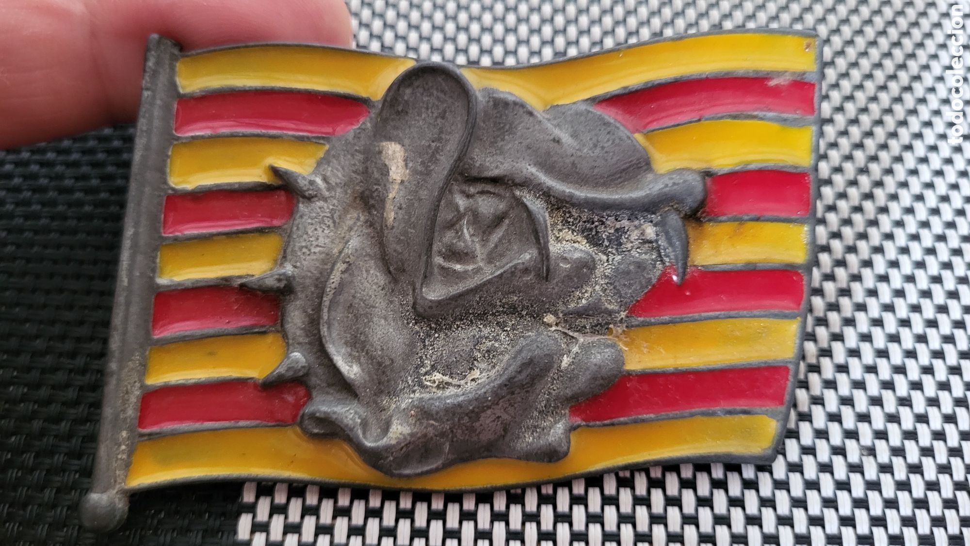 Collectionnisme sportif: Antigua hebilla de cintur&oacute;n FC Barcelona Buldog sobre bandera Espa&ntilde;ola