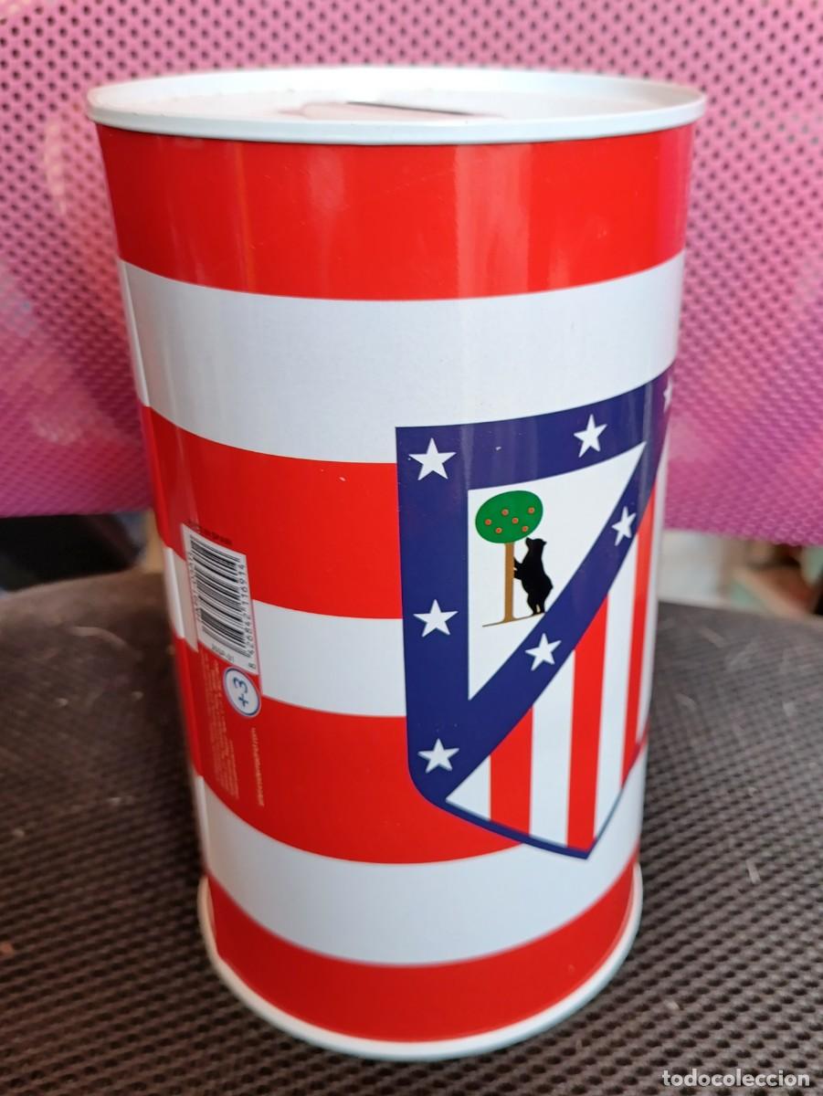 Coleccionismo deportivo: Hucha lata de Atl&eacute;tico de Madrid. Alto 17.5 cm, di&aacute;metro 10 cm. Producto oficial