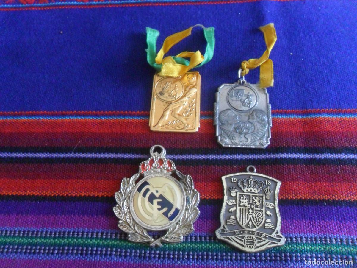 Colecionismo desportivo: LLAVERO ESCUDO REAL MADRID CF Y RFEF FEDERACI&Oacute;N ESPA&Ntilde;OLA DE F&Uacute;TBOL. REGALO DOS MEDALLAS.