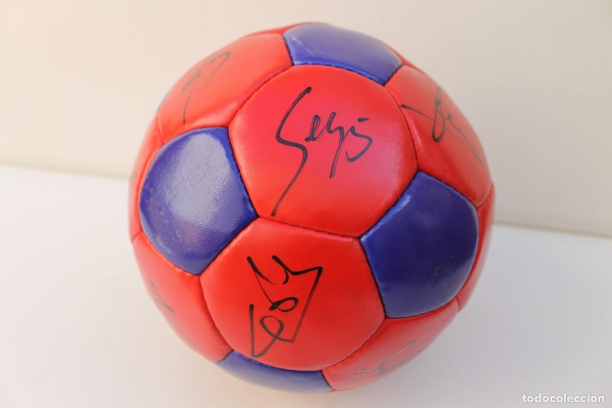 Coleccionismo deportivo: BALON F.C. BARCELONA- BAR&Ccedil;A, CON FIRMAS DE JUGADORES, A&Ntilde;OS 90