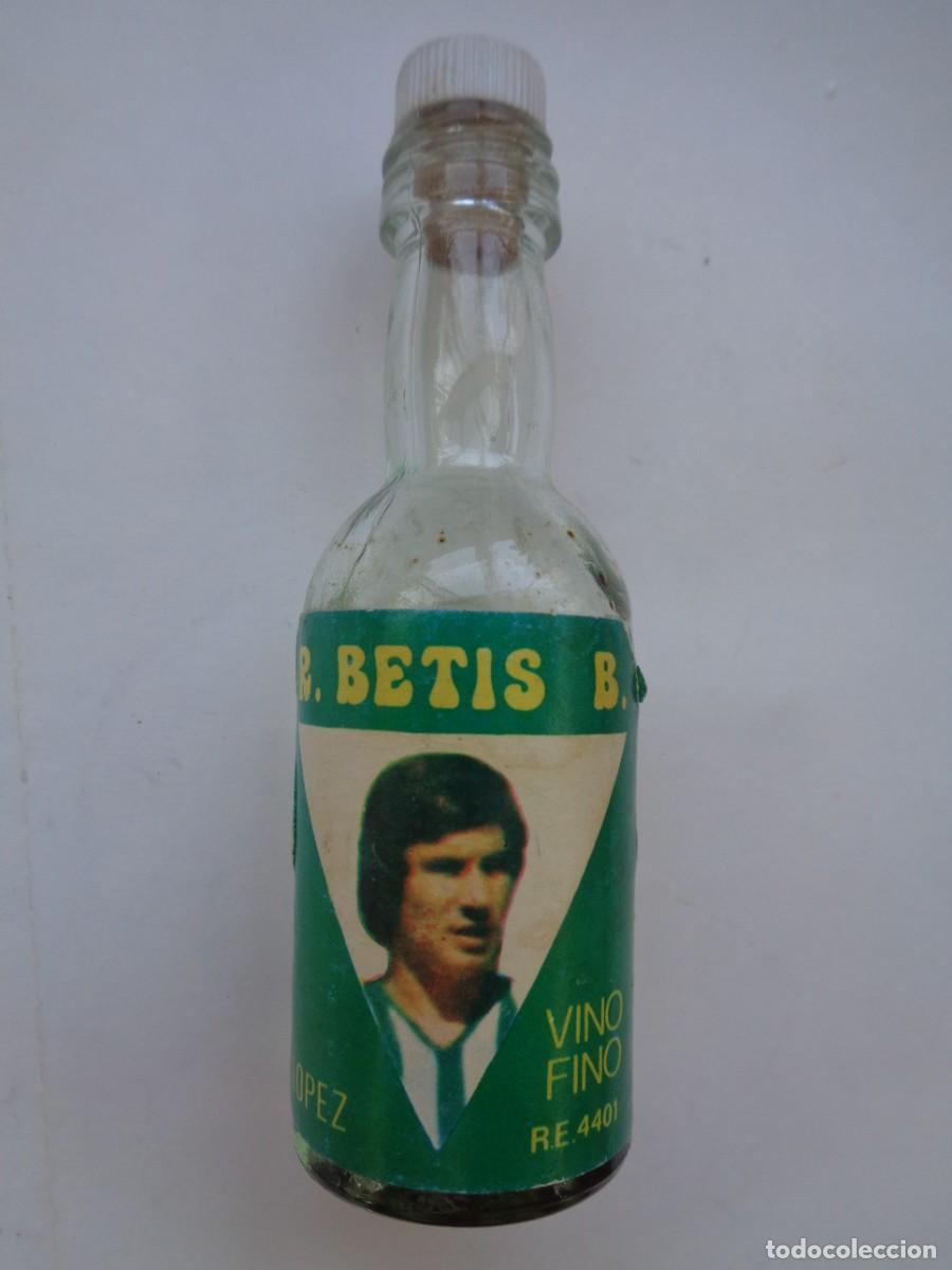 Coleccionismo deportivo: REAL BETIS BALOMPI&Eacute; : PEQUE&Ntilde;A BOTELLITA CON LA FOTO DE LOPEZ . A&Ntilde;OS 70