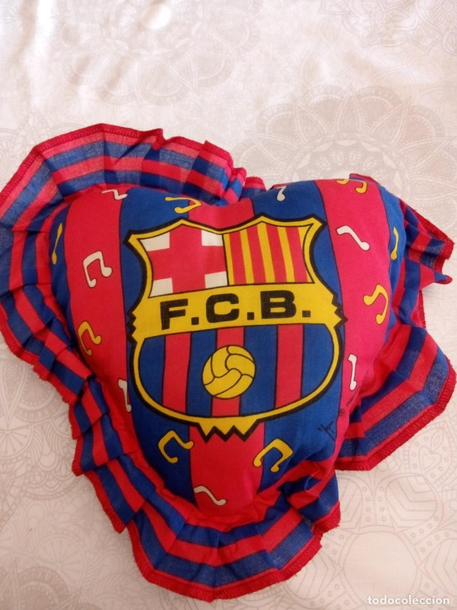 Coleccionismo deportivo: Bonito coj&iacute;n con forma de coraz&oacute;n del F.C. Barcelona.medidas