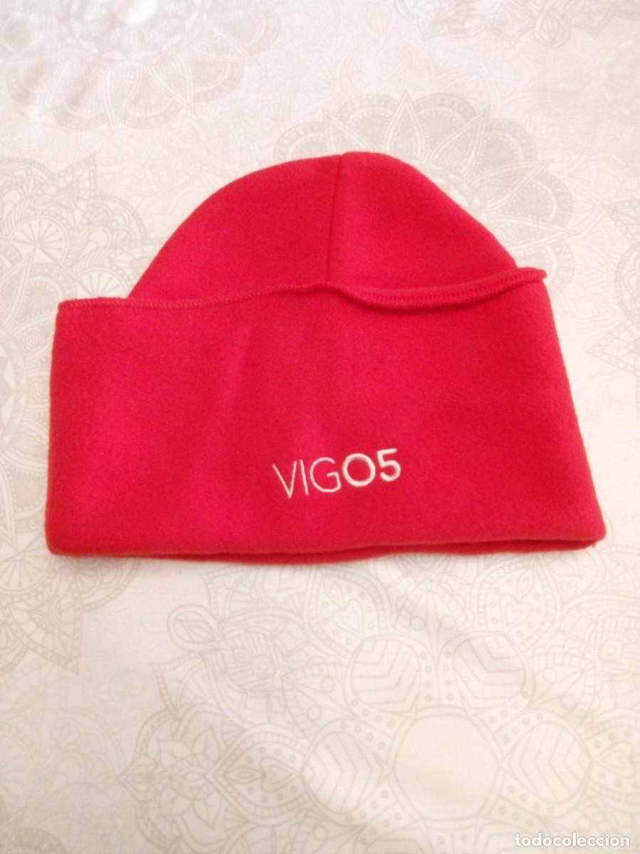 Coleccionismo deportivo: Gorro de color rojo con el logo VIGO5 bordado. Salida Volvo Ocen Race 2005/2006
