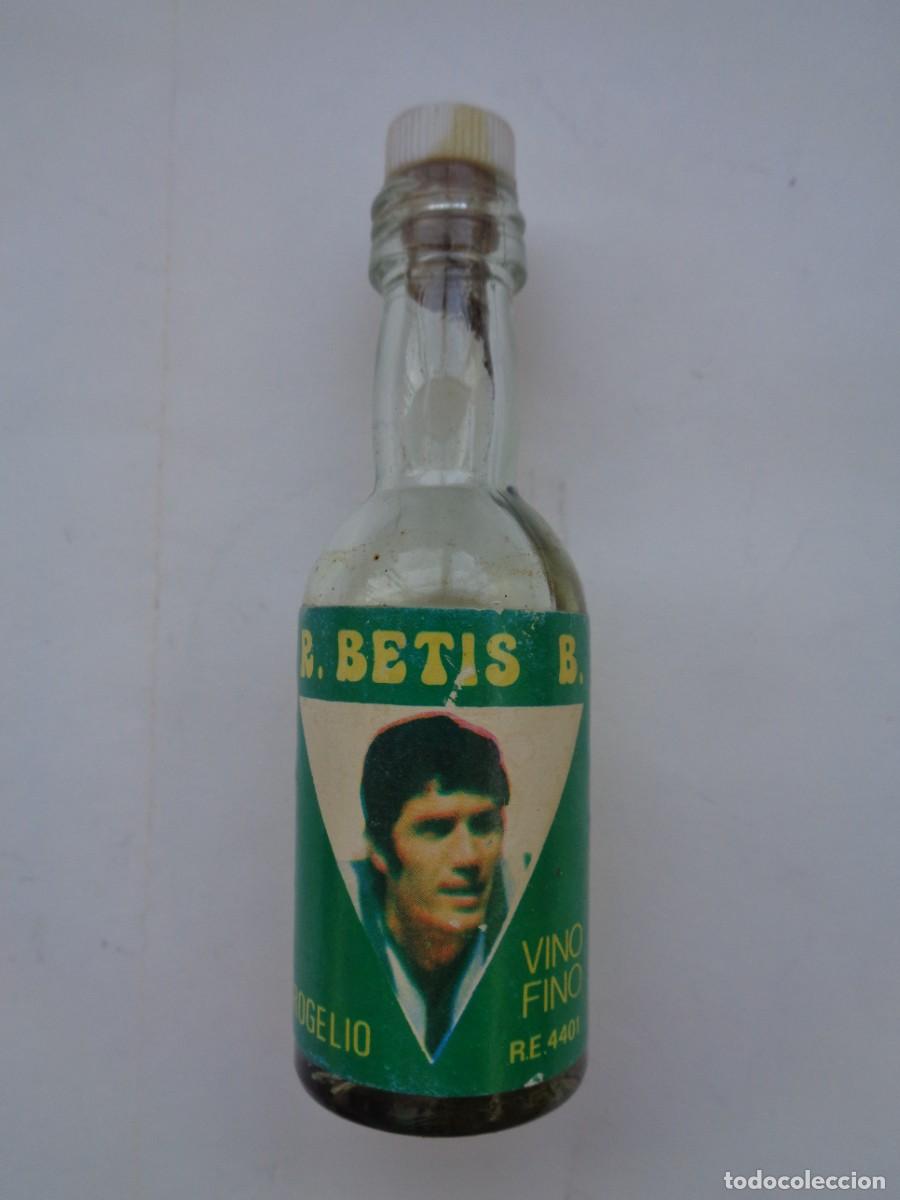 Coleccionismo deportivo: REAL BETIS BALOMPI&Eacute; : PEQUE&Ntilde;A BOTELLITA CON FOTO DE ROGELIO . A&Ntilde;OS 70