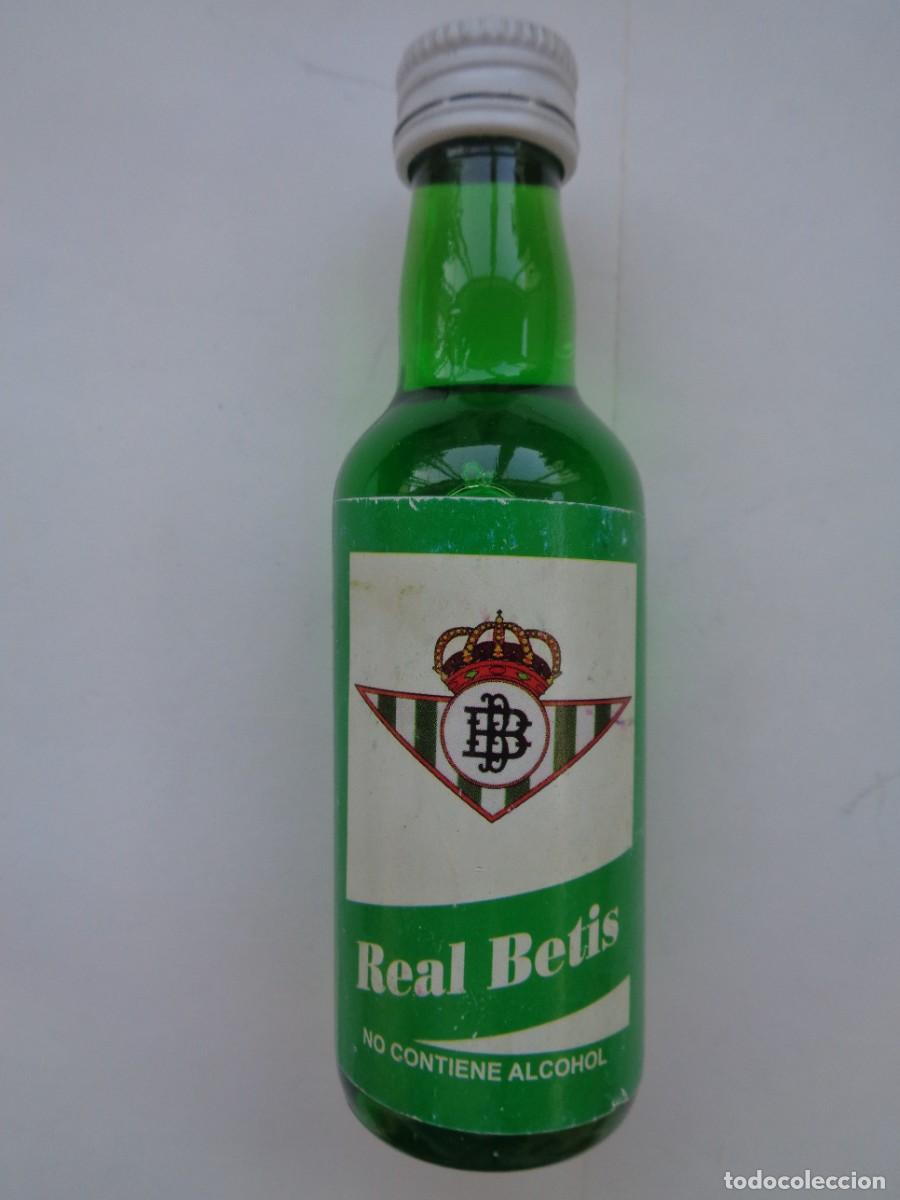 Coleccionismo deportivo: REAL BETIS BALOMPI&Eacute; : PEQUE&Ntilde;A BOTELLITA CON ESCUDO DEL BETIS . A&Ntilde;OS 70