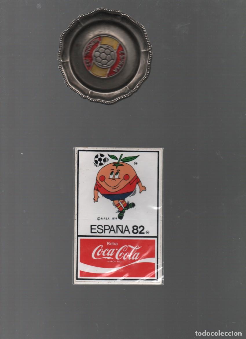 Coleccionismo deportivo: FUTBOL: ESPA&Ntilde;A - MUNDIAL 82. CENICERO Y ADHESIVO NARANJITO. COCA-COLA 1982