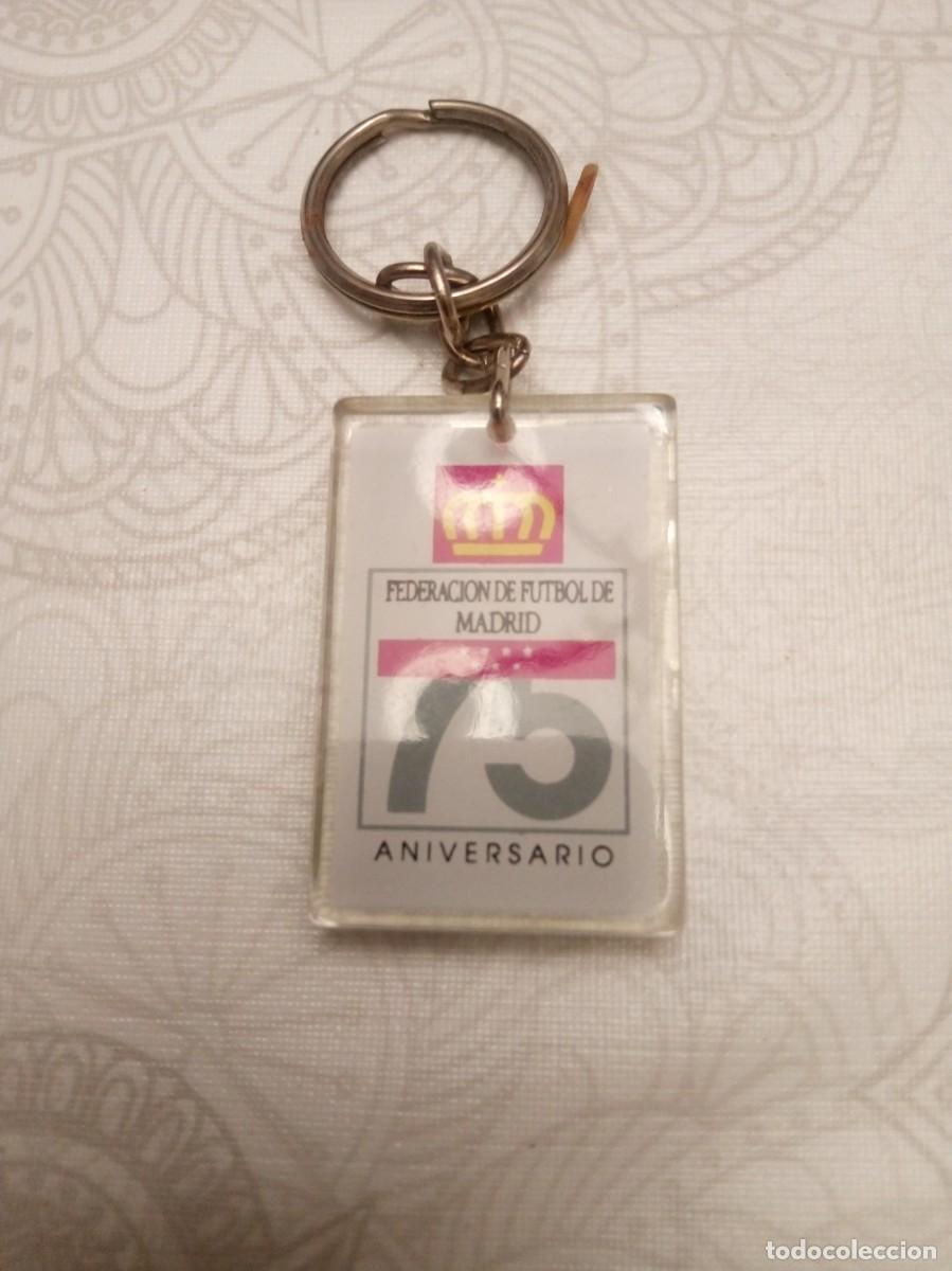 Coleccionismo deportivo: Llavero conmemorativo del 75 aniversario de la Federaci&oacute;n de F&uacute;tbol de Madrid.