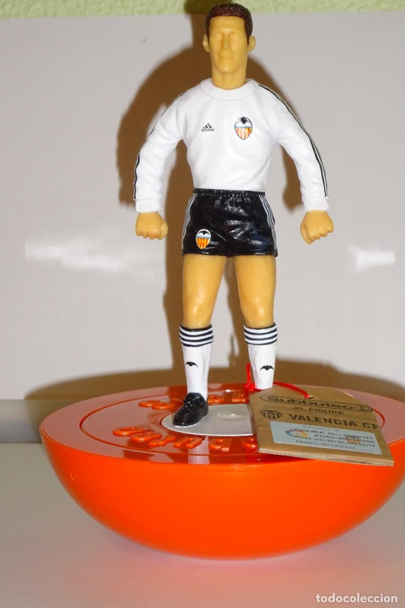 Sports collectibles: FIGURA XL SUBBUTEO VALENCIA C.F *EN SU PEANA* , PRODUCTO OFICIAL . A&Ntilde;O 2015 HASBRO