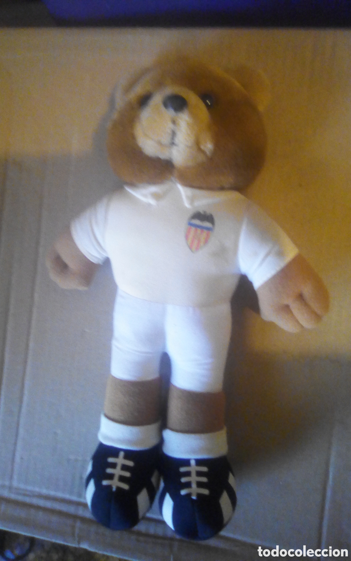Coleccionismo deportivo: Osito peluche f&uacute;tbol Valencia C. F. Play-by-Play. Mide 32 cm., necesita un ba&ntilde;o.