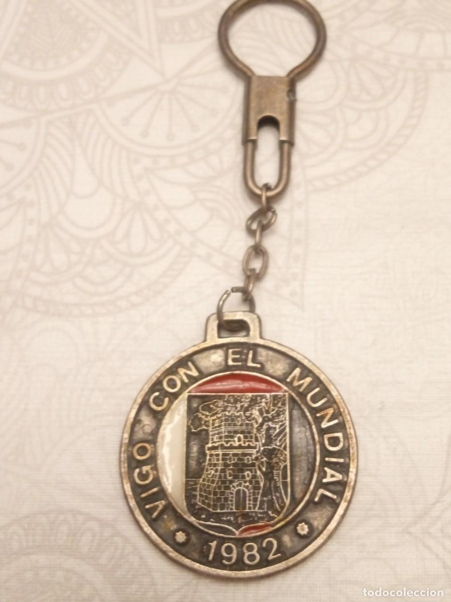 Coleccionismo deportivo: Llavero conmemorativo de Vigo con el Mundial de 1982.
